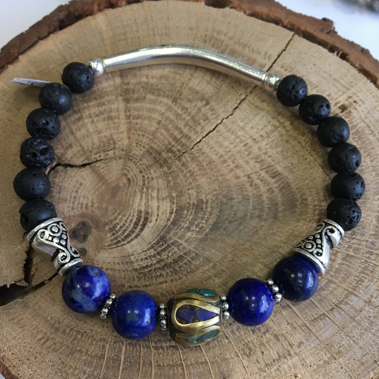 Bracelet, collection n°2, 'Perles d'Inde' avec pierre de lave de 8 mm. Disponible de 17 à 21 cm de long. Fait par Z° C° !