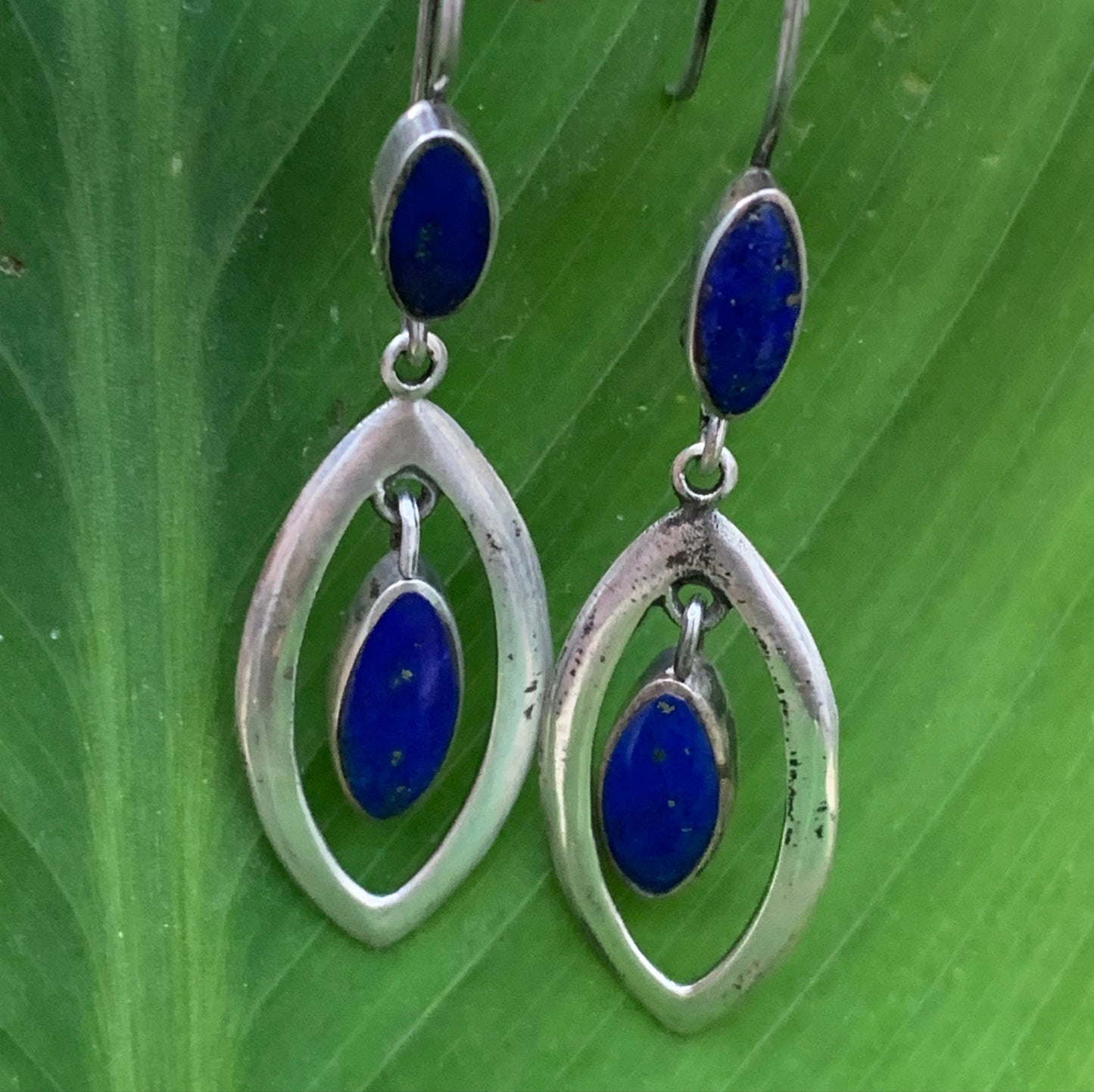 Boucles d'oreilles en Lapis lazuli, cabochons sertis en formes de 'triangle navette', qualité AA à AAA. Finition Argent !