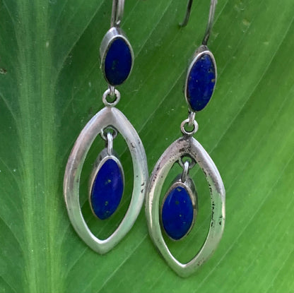 Boucles d'oreilles en Lapis lazuli, cabochons sertis en formes de 'triangle navette', qualité AA à AAA. Finition Argent !