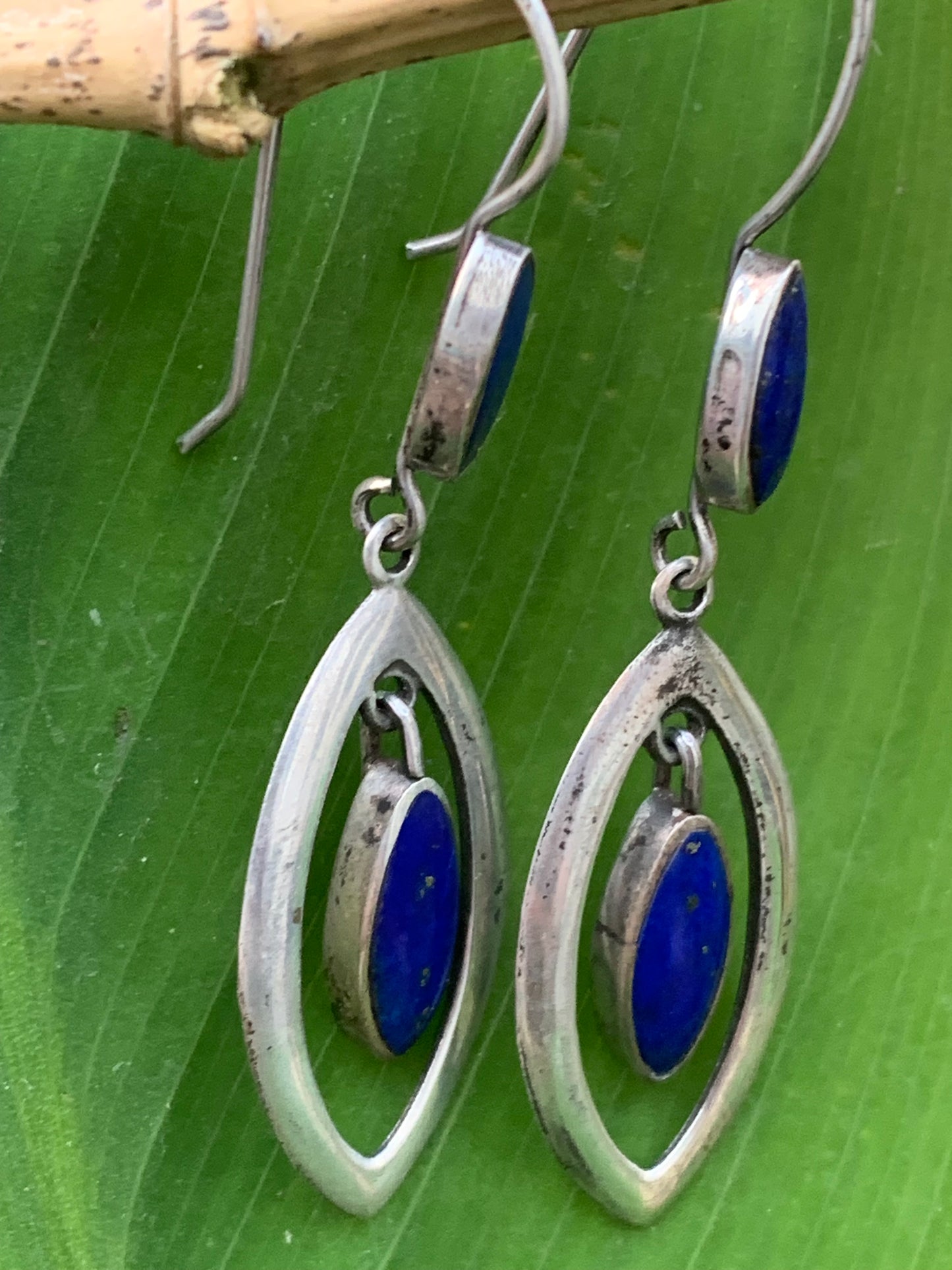 Boucles d'oreilles en Lapis lazuli, cabochons sertis en formes de 'triangle navette', qualité AA à AAA. Finition Argent !