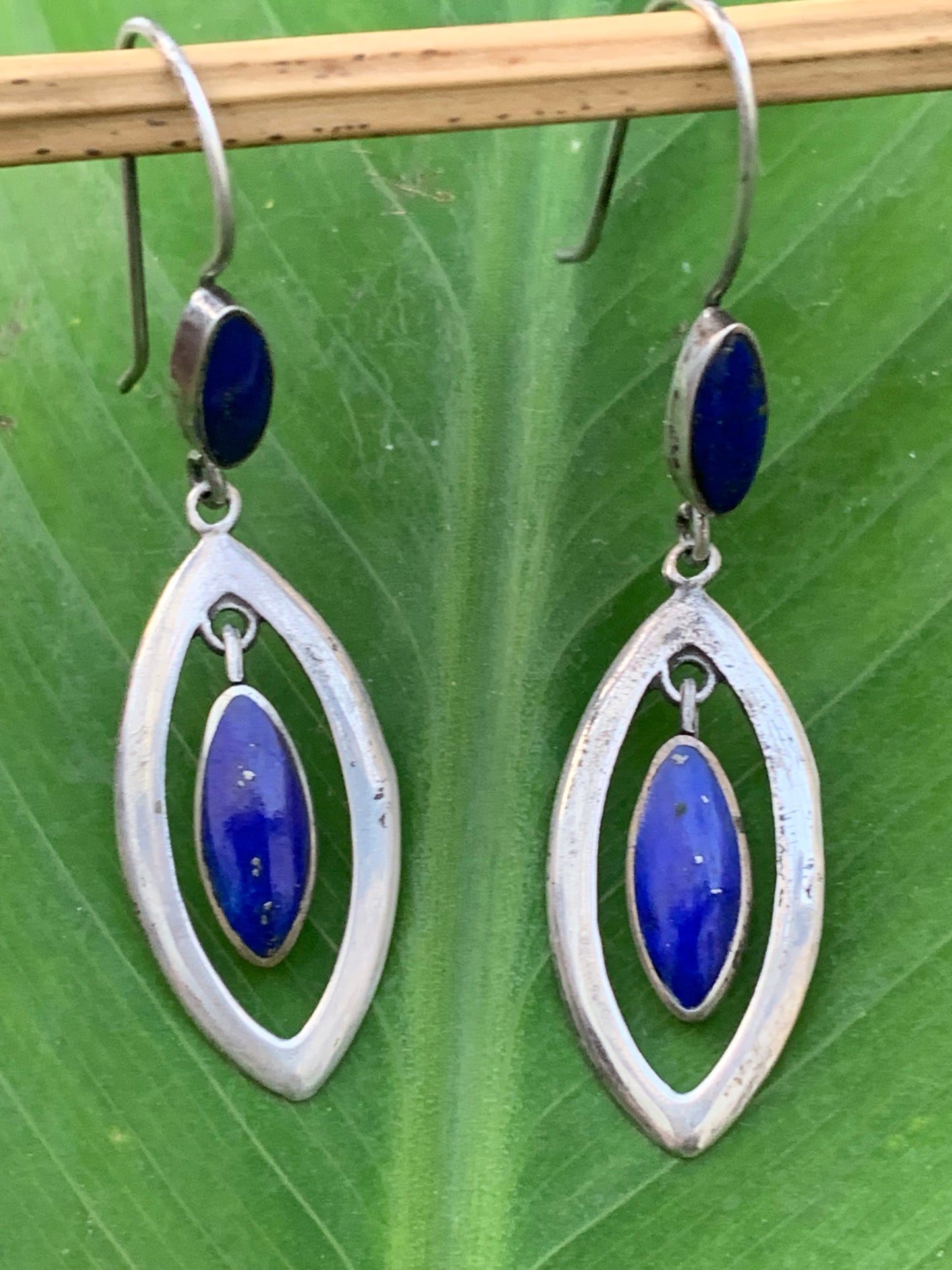 Boucles d'oreilles en Lapis lazuli, cabochons sertis en formes de 'triangle navette', qualité AA à AAA. Finition Argent !