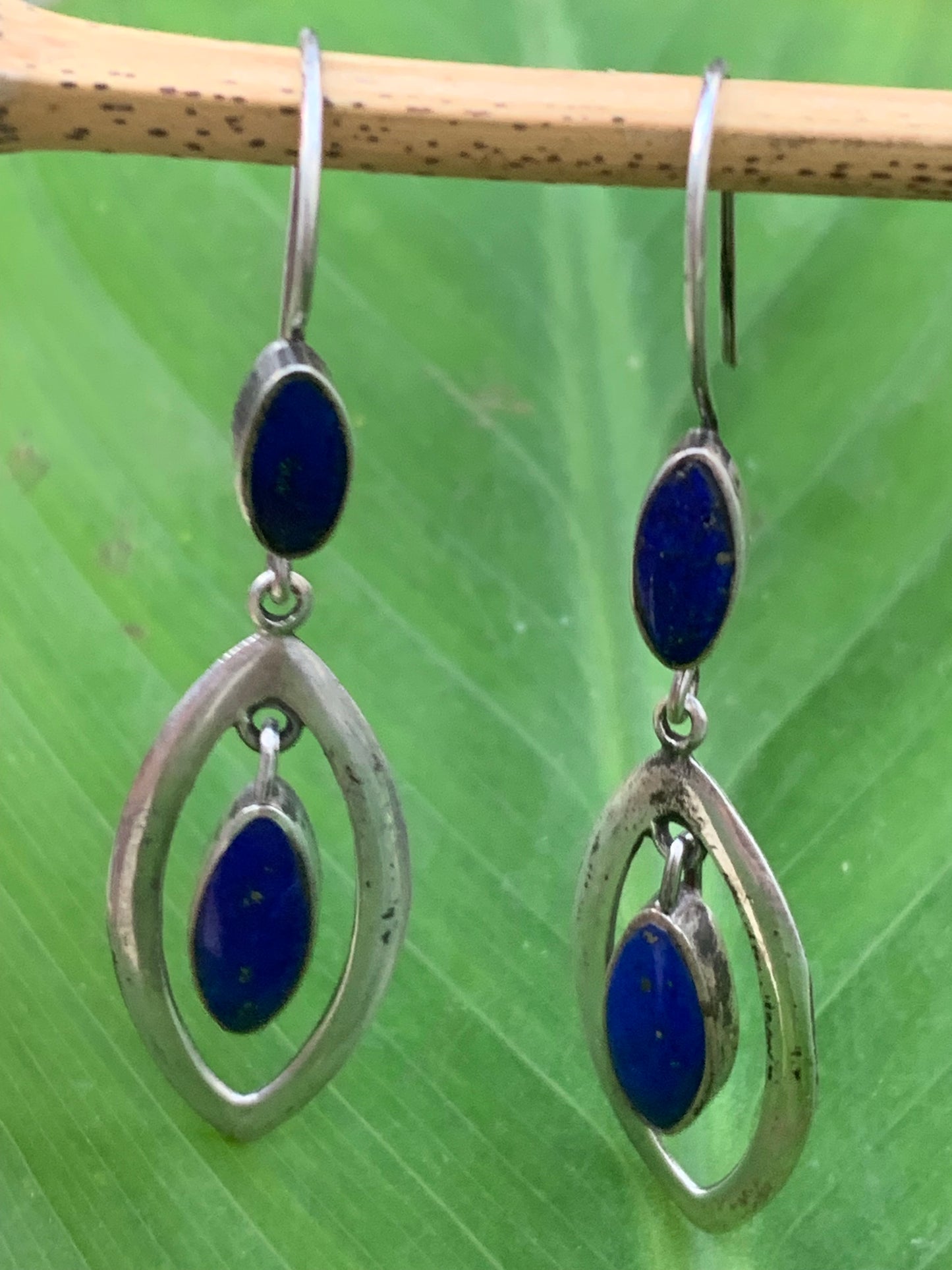 Boucles d'oreilles en Lapis lazuli, cabochons sertis en formes de 'triangle navette', qualité AA à AAA. Finition Argent !