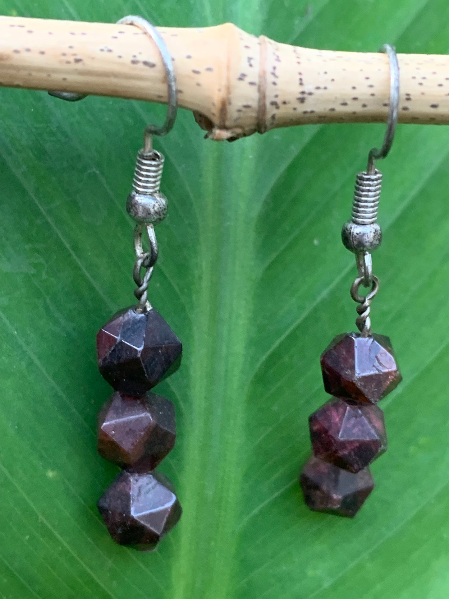 Boucles d'oreilles en Grenat Almandin, en perles icosaedre, qualité AA à AAA. Vendu en finition Argent, parfait !