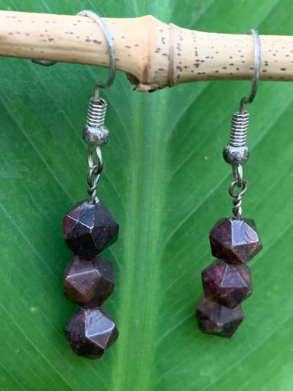 Boucles d'oreilles en Grenat Almandin, en perles icosaedre, qualité AA à AAA. Vendu en finition Argent, parfait !