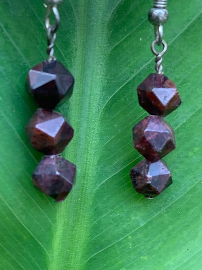 Boucles d'oreilles en Grenat Almandin, en perles icosaedre, qualité AA à AAA. Vendu en finition Argent, parfait !