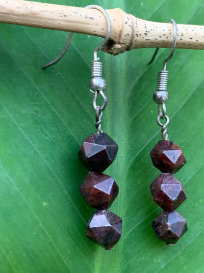 Boucles d'oreilles en Grenat Almandin, en perles icosaedre, qualité AA à AAA. Vendu en finition Argent, parfait !