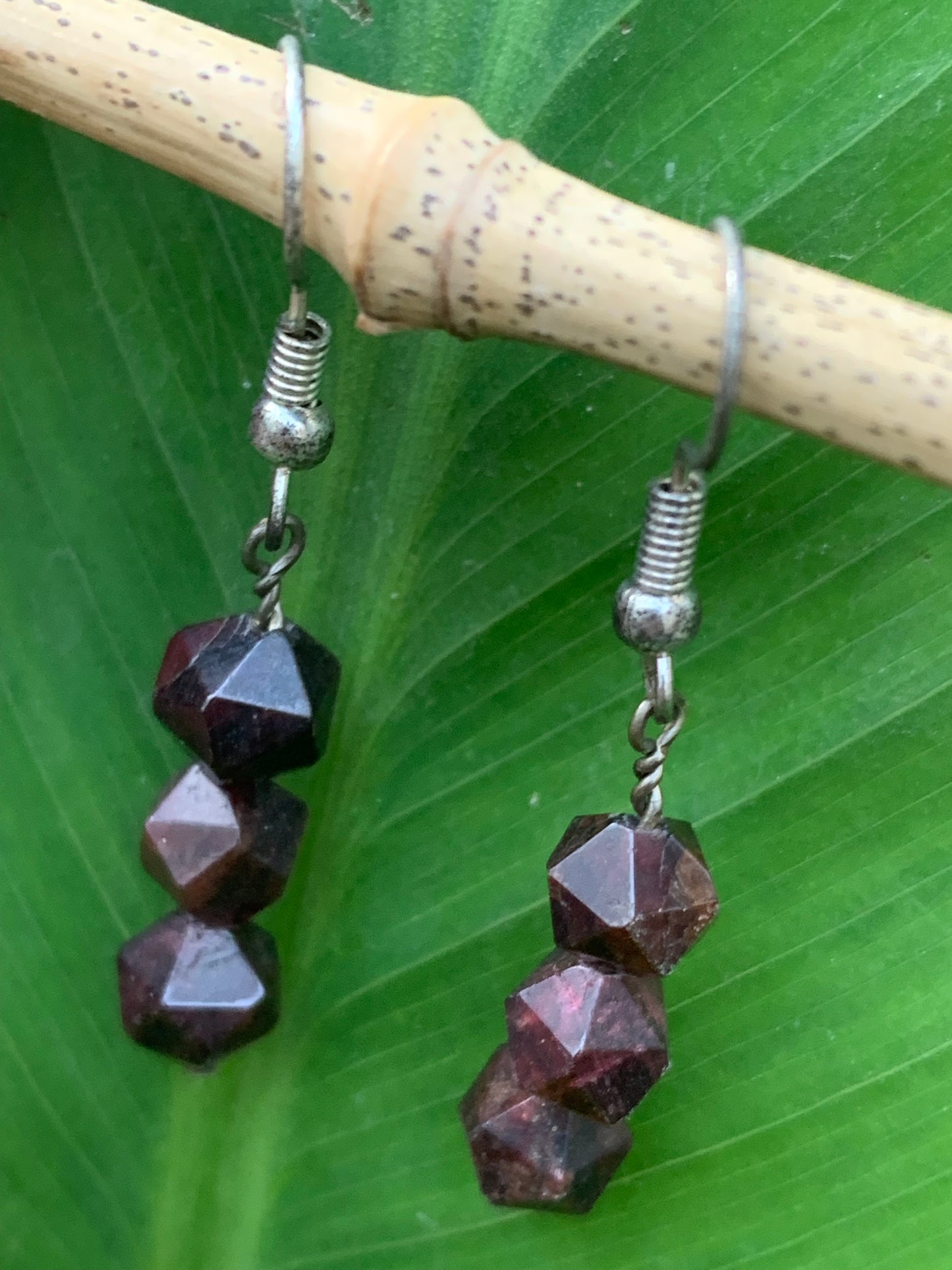 Boucles d'oreilles en Grenat Almandin, en perles icosaedre, qualité AA à AAA. Vendu en finition Argent, parfait !
