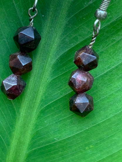 Boucles d'oreilles en Grenat Almandin, en perles icosaedre, qualité AA à AAA. Vendu en finition Argent, parfait !