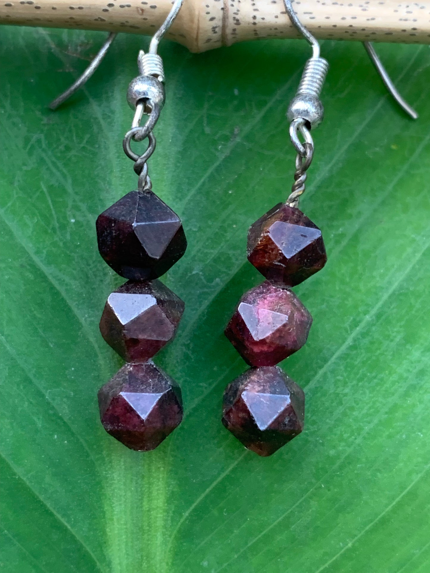 Boucles d'oreilles en Grenat Almandin, en perles icosaedre, qualité AA à AAA. Vendu en finition Argent, parfait !