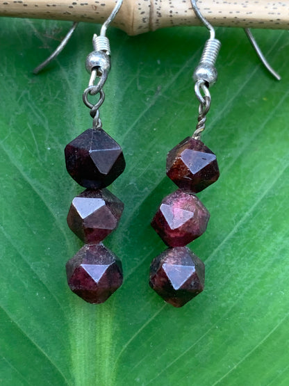 Boucles d'oreilles en Grenat Almandin, en perles icosaedre, qualité AA à AAA. Vendu en finition Argent, parfait !