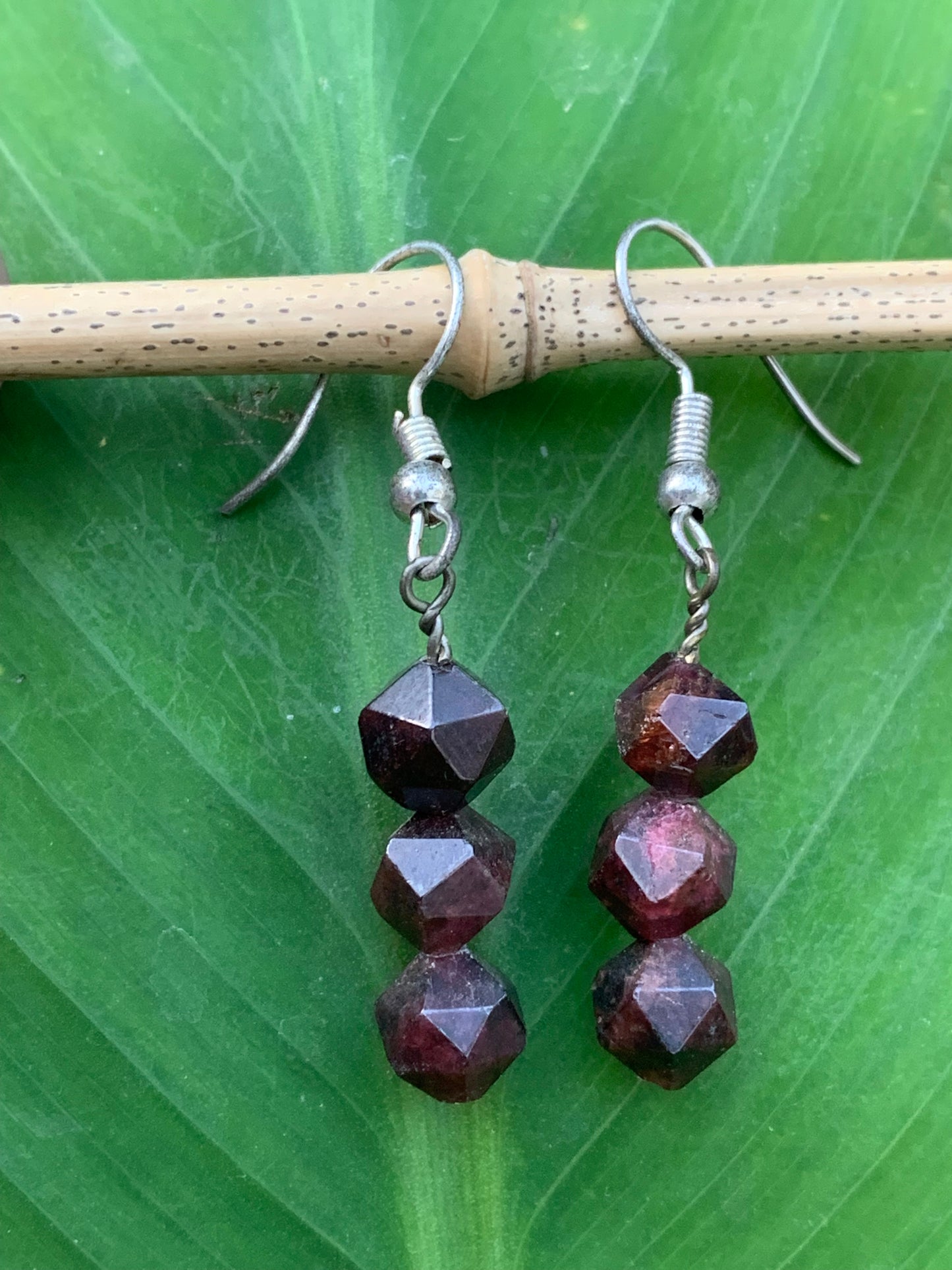 Boucles d'oreilles en Grenat Almandin, en perles icosaedre, qualité AA à AAA. Vendu en finition Argent, parfait !
