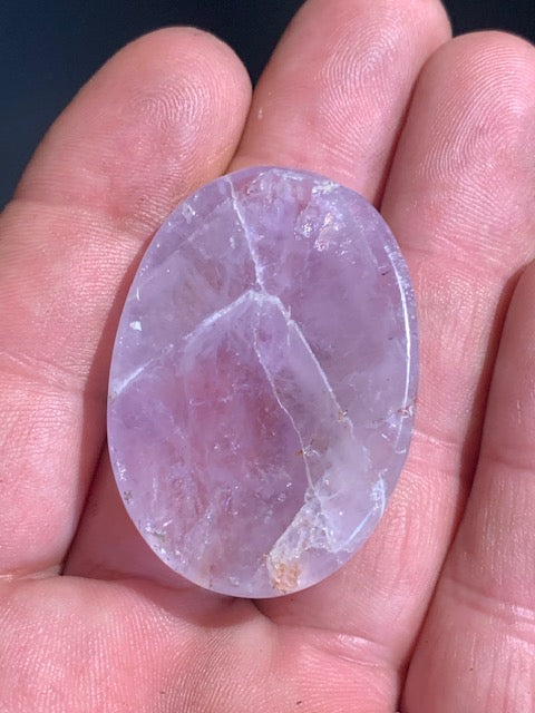 Améthyste - Galet de massage/ pierre plate - 45 x 32 x 8 mm - 15,7 gr.