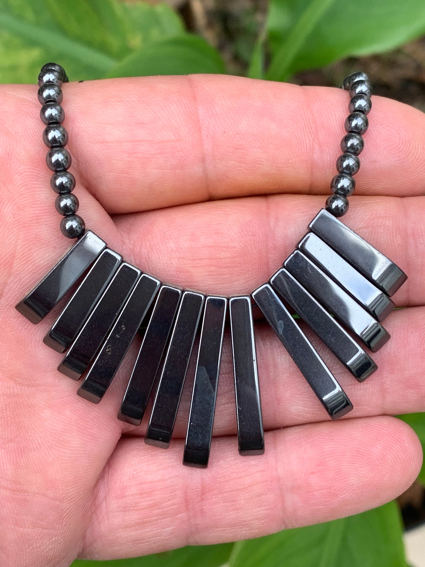 Hématite, collier 'Panoramique' en perles rondes de 4 mm et barrettes de 20 à 30 mm - Fermoir Argent ou laiton doré et argenté !