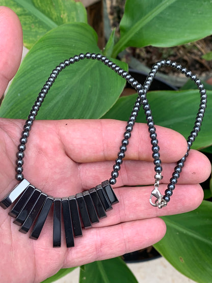 Hématite, collier 'Panoramique' en perles rondes de 4 mm et barrettes de 20 à 30 mm - Fermoir Argent ou laiton doré et argenté !