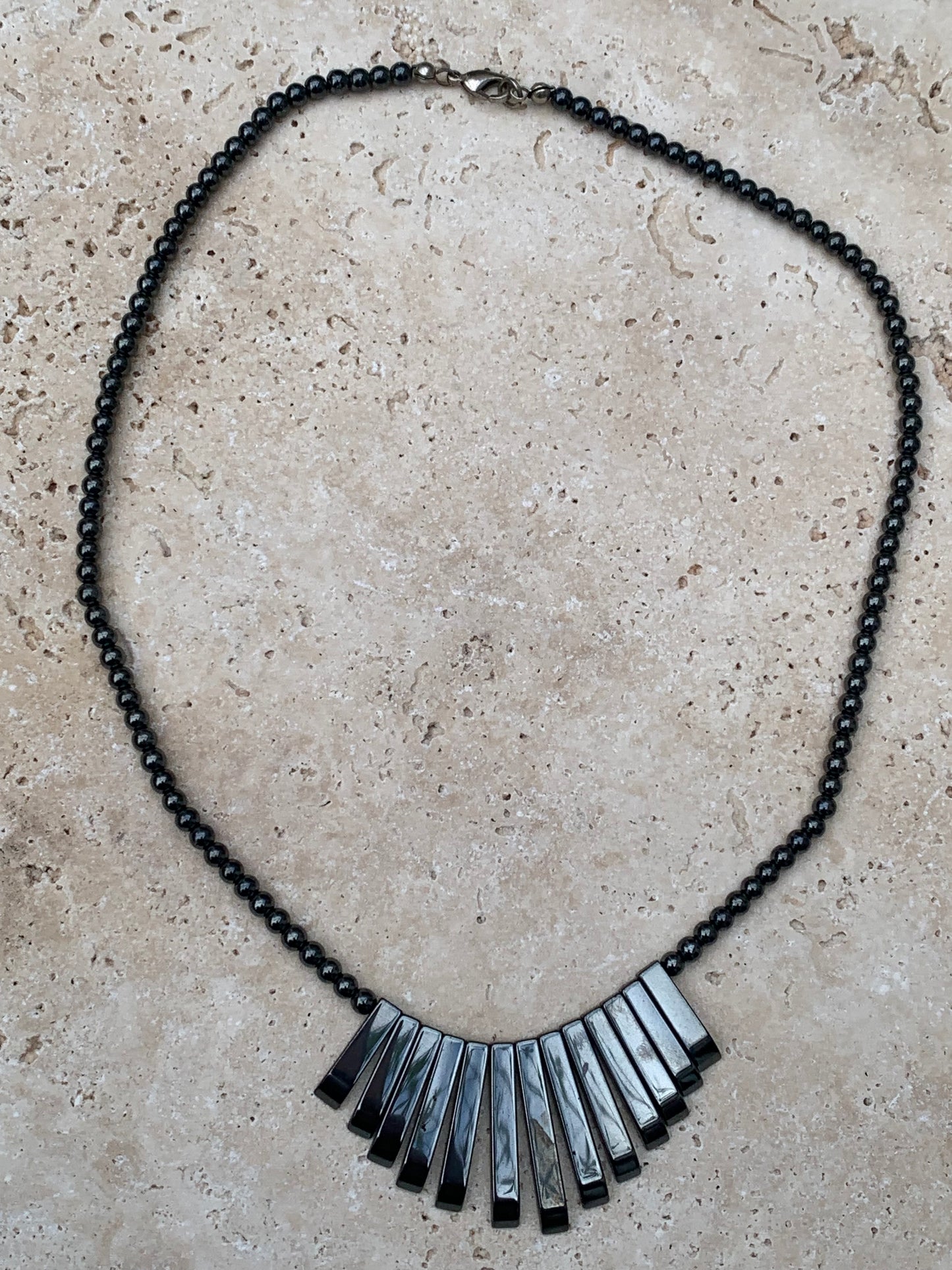 Hématite, collier 'Panoramique' en perles rondes de 4 mm et barrettes de 20 à 30 mm - Fermoir Argent ou laiton doré et argenté !