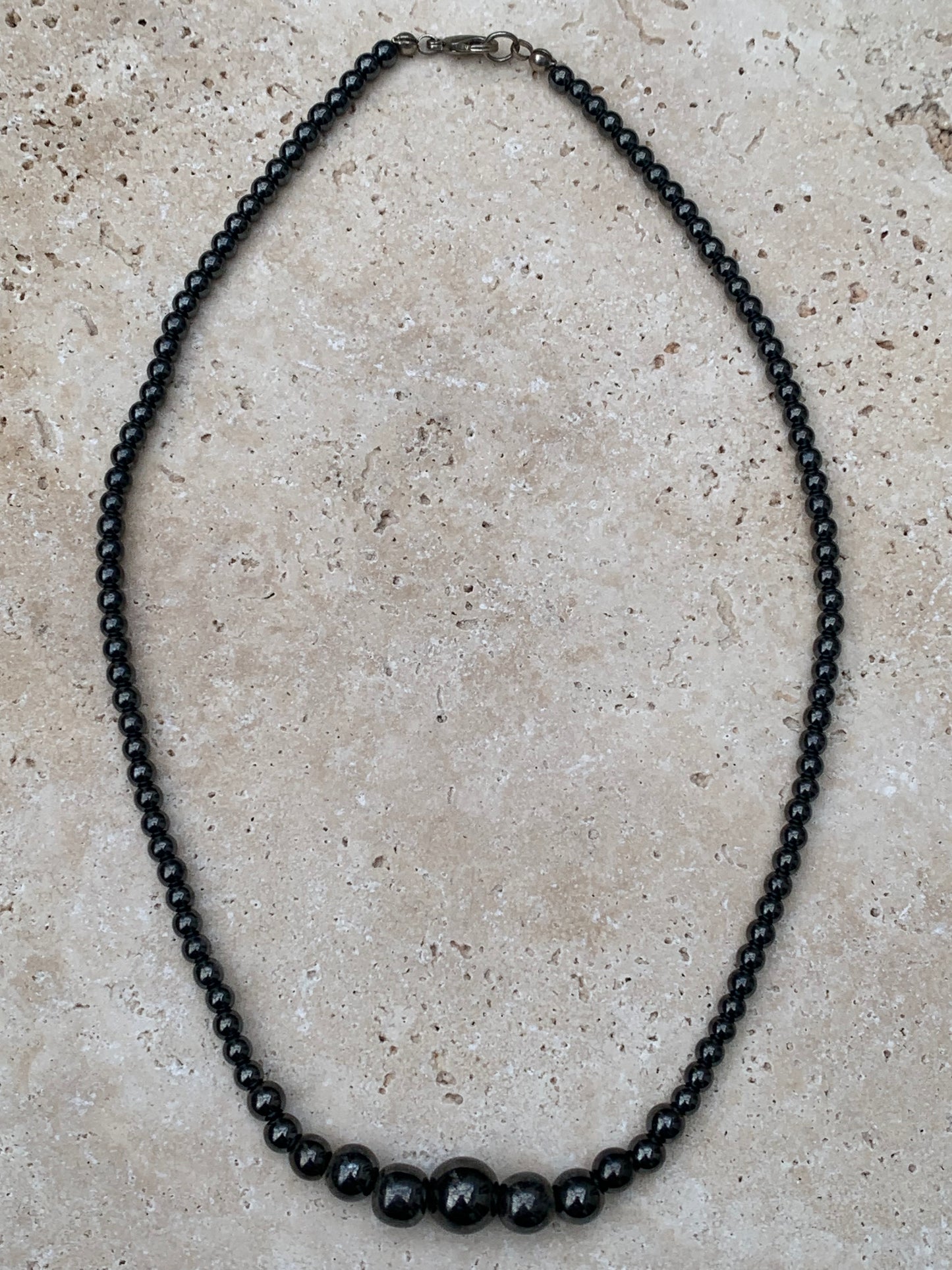 Hématite, collier 'Chute' en perles rondes de 4 à 10 mm. 3 finitions au choix pour le fermoir, Argent, laiton doré et argenté) !