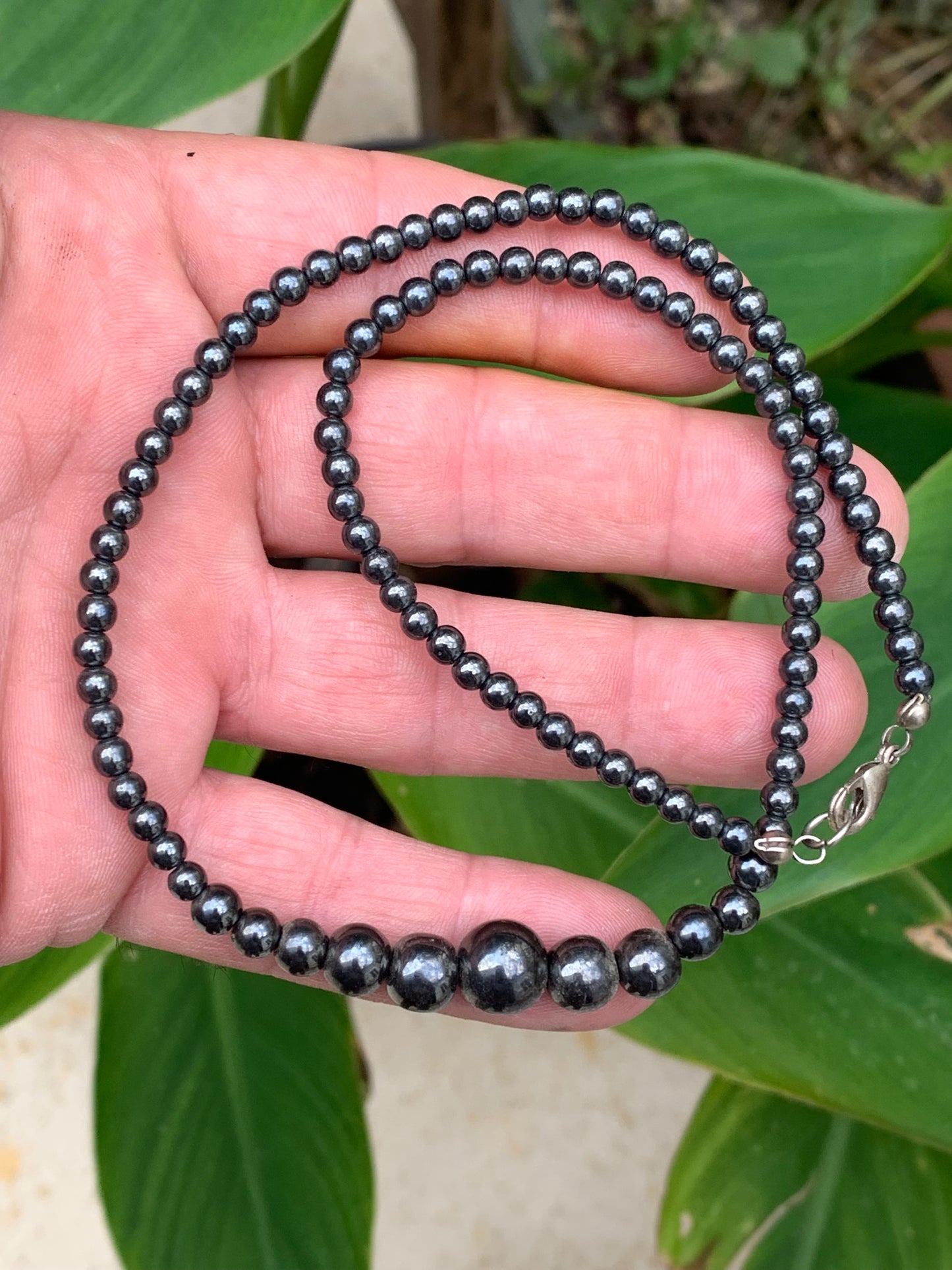 Hématite, collier 'Chute' en perles rondes de 4 à 10 mm. 3 finitions au choix pour le fermoir, Argent, laiton doré et argenté) !