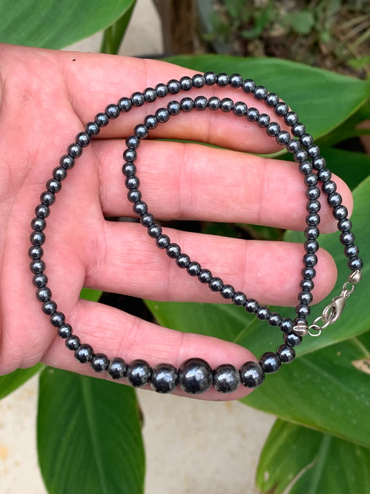 Hématite, collier 'Chute' en perles rondes de 4 à 10 mm. 3 finitions au choix pour le fermoir, Argent, laiton doré et argenté) !