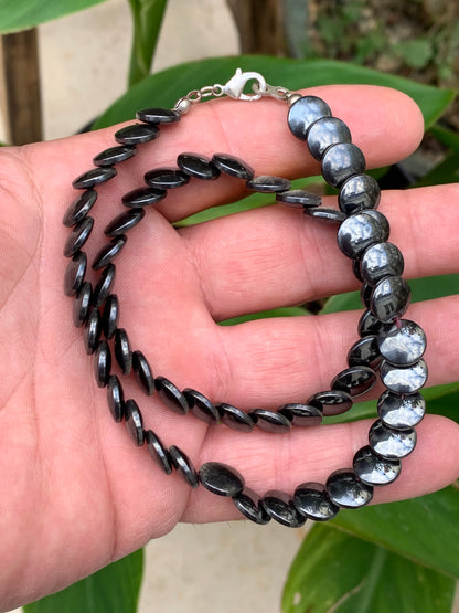 Hématite, collier en perles 'Pastille' de 10x2 mm. 3 finitions au choix pour le fermoir, Argent, laiton doré ou argenté !