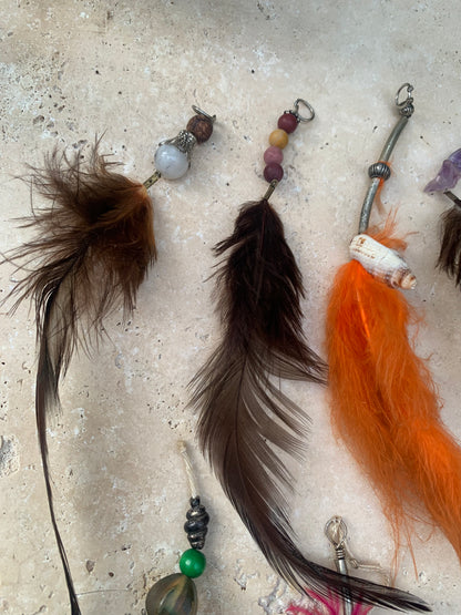 Créations artisanales en plumes de coq, paon ou autruche – Sublimez sacs, instruments et objets du quotidien avec élégance !
