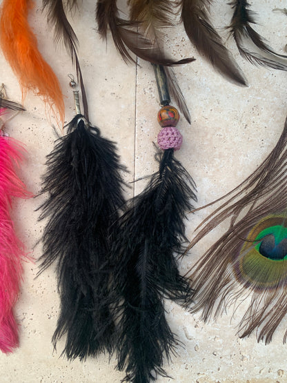 Créations artisanales en plumes de coq, paon ou autruche – Sublimez sacs, instruments et objets du quotidien avec élégance !
