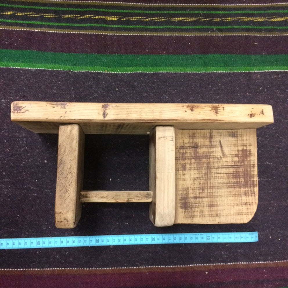 Banc de méditation en bois (Chêne), modèle de 48 x 20 centimètres de hauteur, parfait pour la méditation et même en décoration ! Fabriquer par Gem & Zen, chaque pièce est monter à la main, en France !