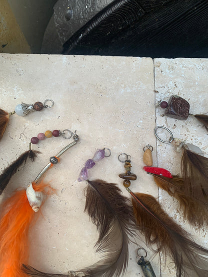 Créations artisanales en plumes de coq, paon ou autruche – Sublimez sacs, instruments et objets du quotidien avec élégance !