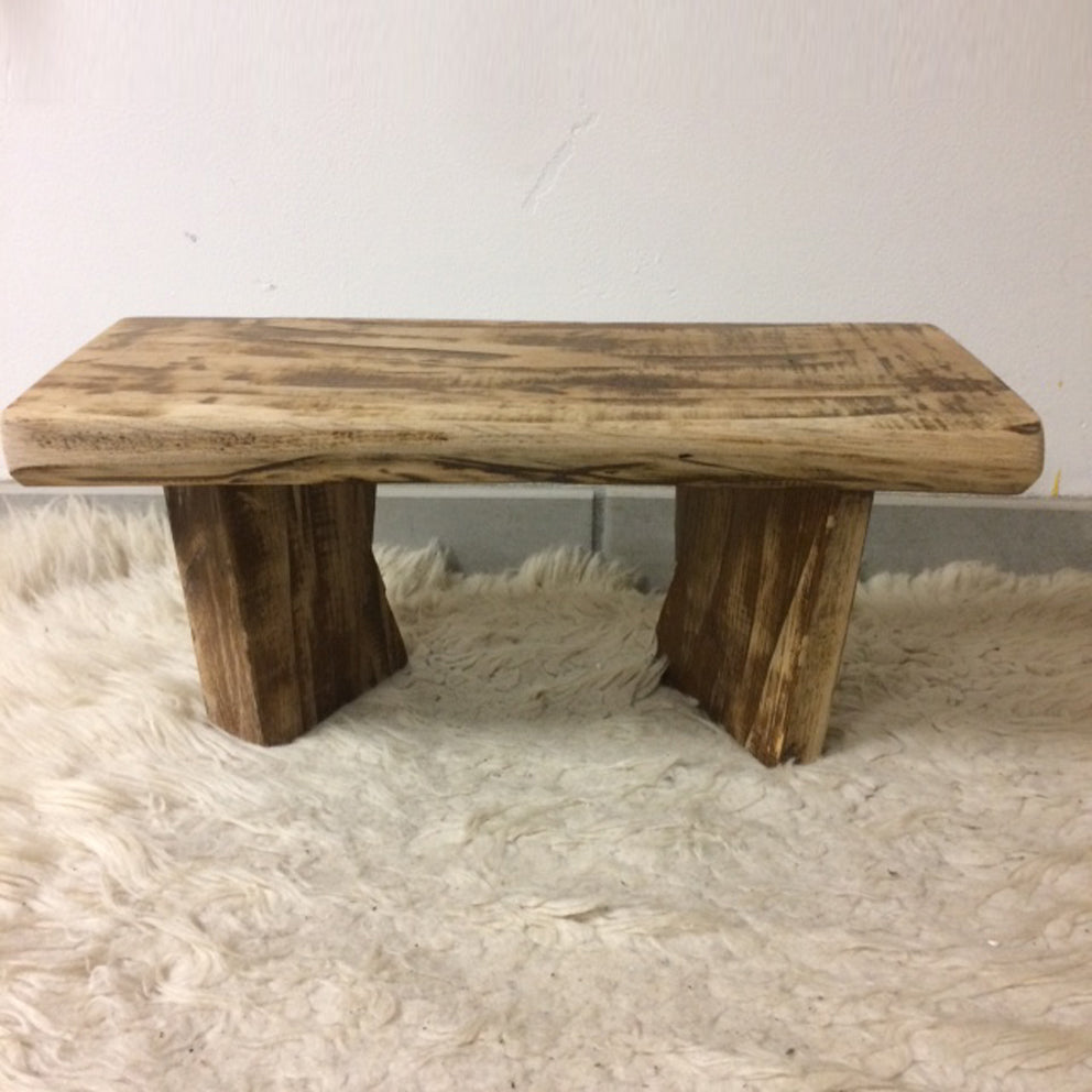 Banc de méditation en bois (Chêne), modèle de 48 x 20 centimètres de hauteur, parfait pour la méditation et même en décoration ! Fabriquer par Gem & Zen, chaque pièce est monter à la main, en France !
