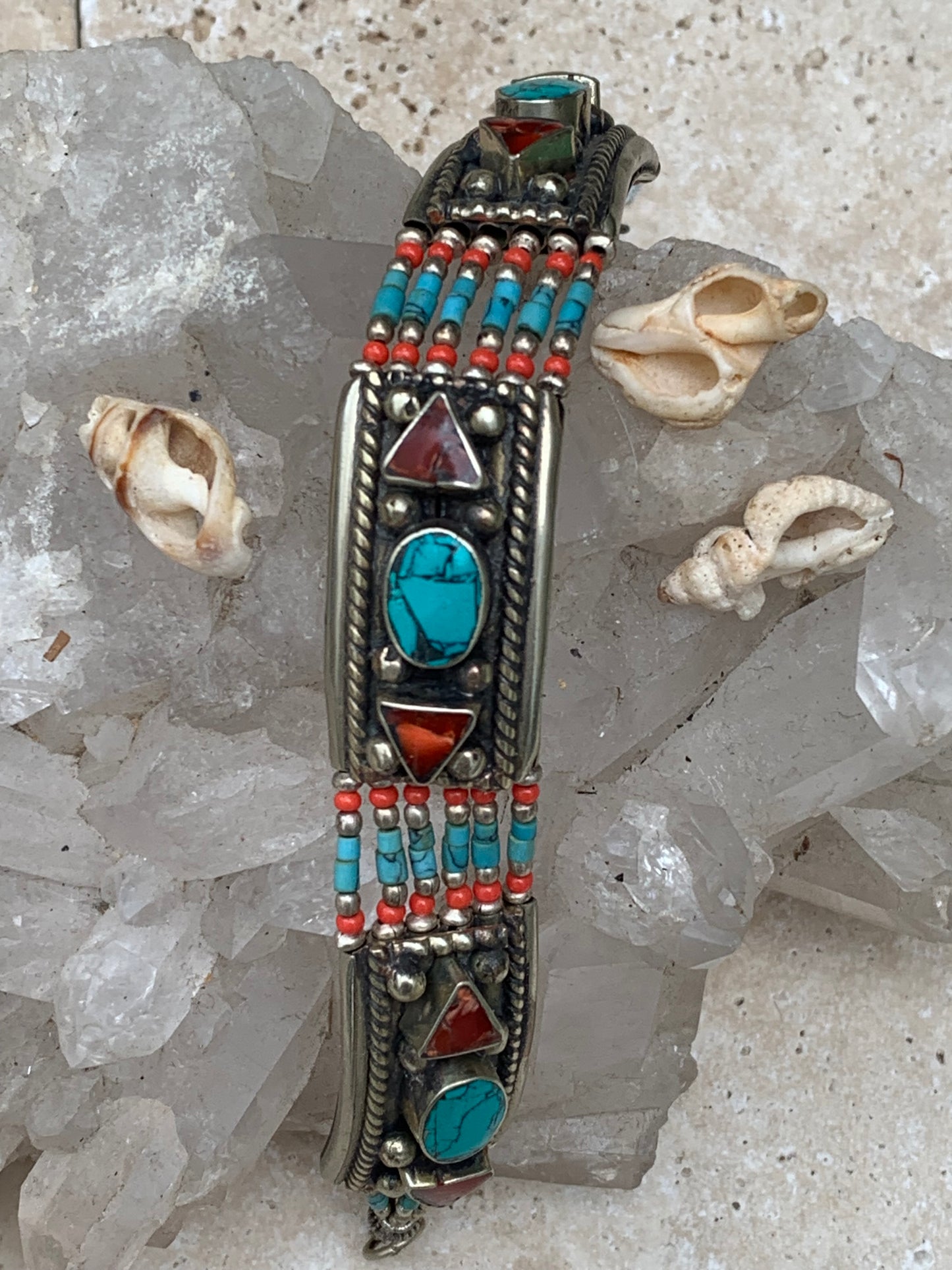 Superbe bracelet en perle et cabochon de turquoise et corail. 18,5 cm de long. Fait au Népal !