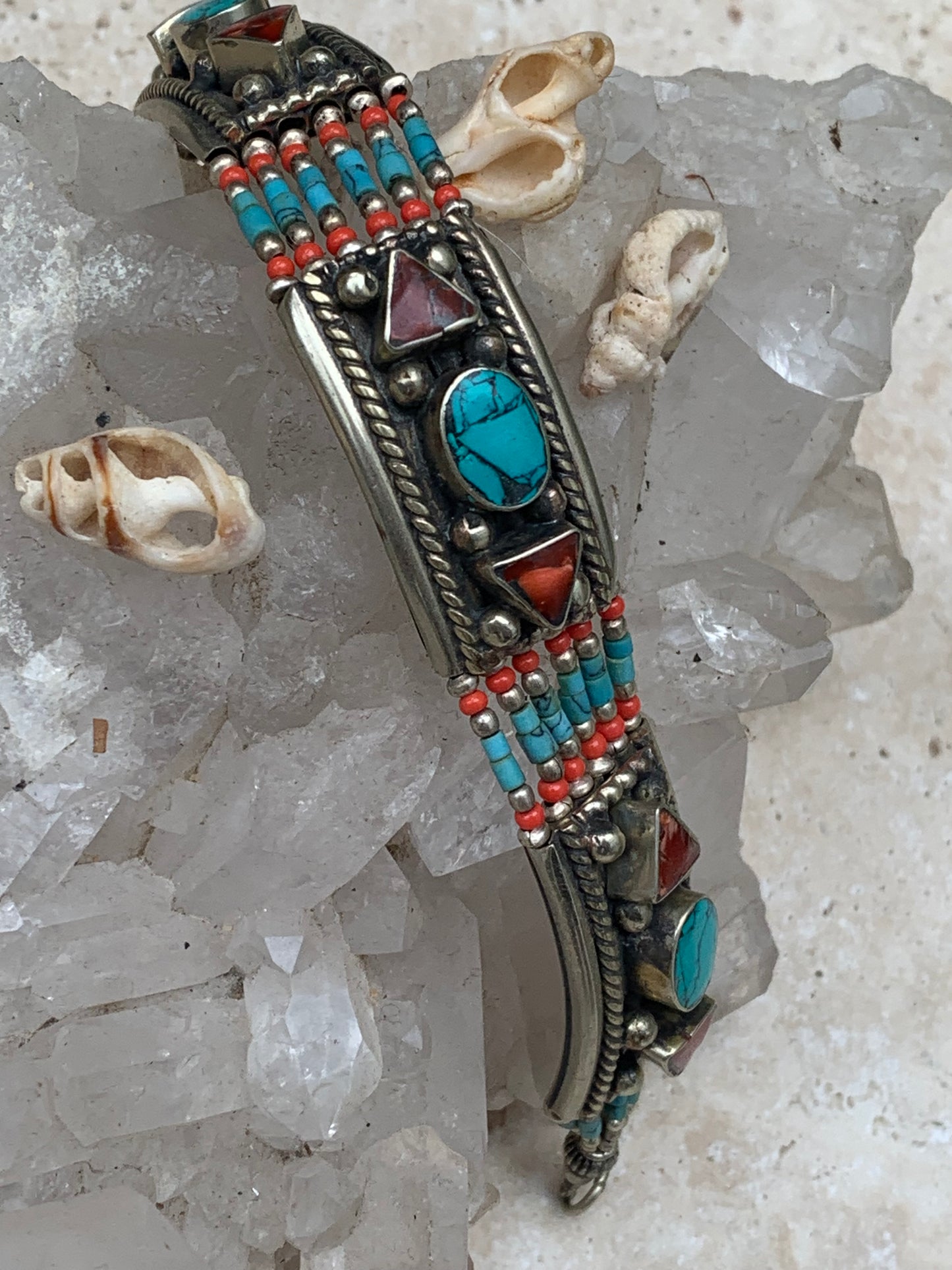 Superbe bracelet en perle et cabochon de turquoise et corail. 18,5 cm de long. Fait au Népal !