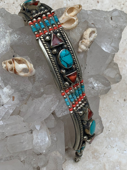 Superbe bracelet en perle et cabochon de turquoise et corail. 18,5 cm de long. Fait au Népal !