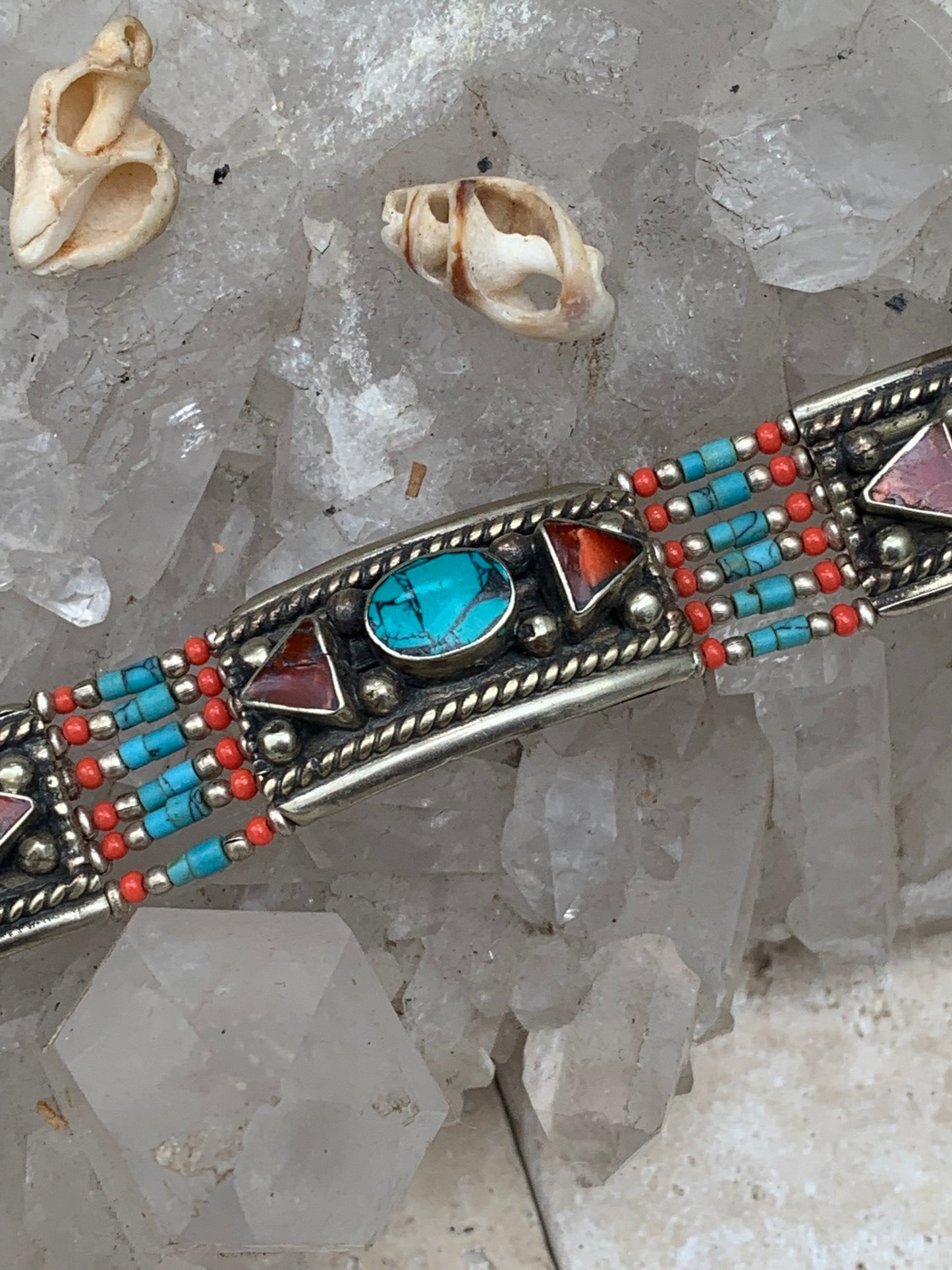 Superbe bracelet en perle et cabochon de turquoise et corail. 18,5 cm de long. Fait au Népal !