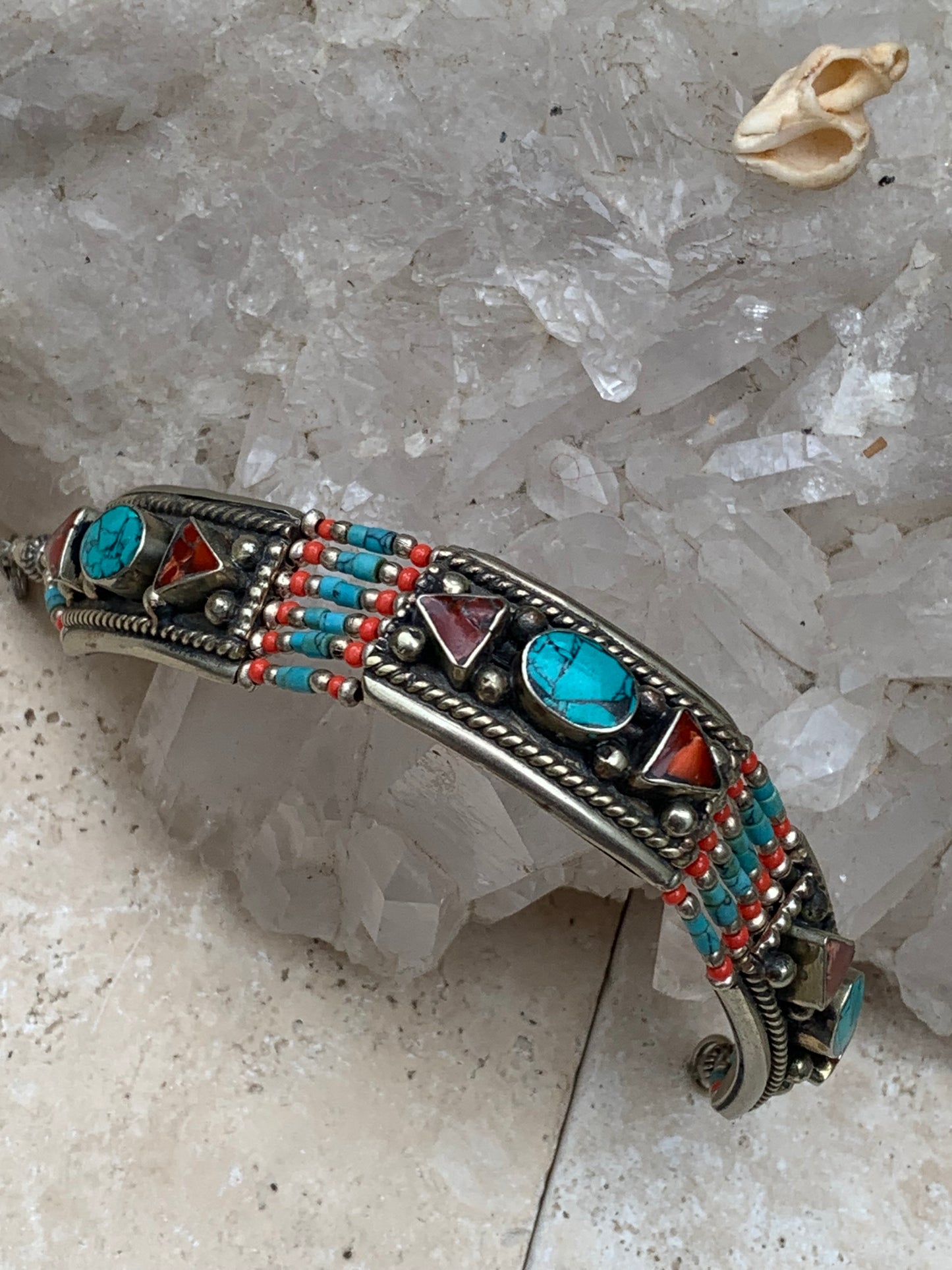 Superbe bracelet en perle et cabochon de turquoise et corail. 18,5 cm de long. Fait au Népal !
