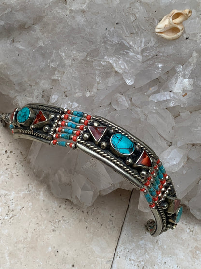 Superbe bracelet en perle et cabochon de turquoise et corail. 18,5 cm de long. Fait au Népal !