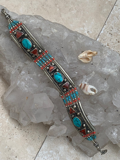 Superbe bracelet en perle et cabochon de turquoise et corail. 18,5 cm de long. Fait au Népal !