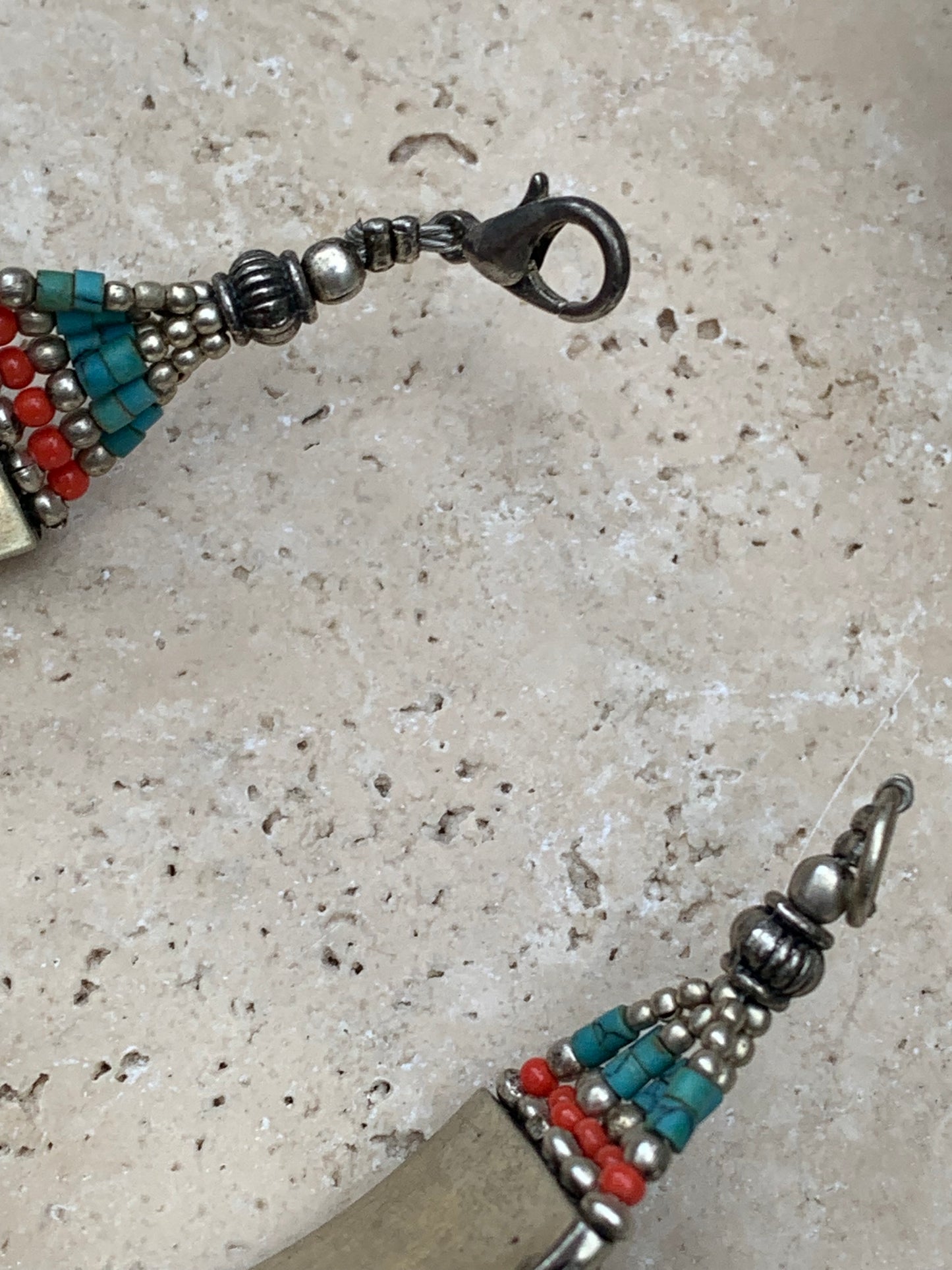 Superbe bracelet en perle et cabochon de turquoise et corail. 18,5 cm de long. Fait au Népal !
