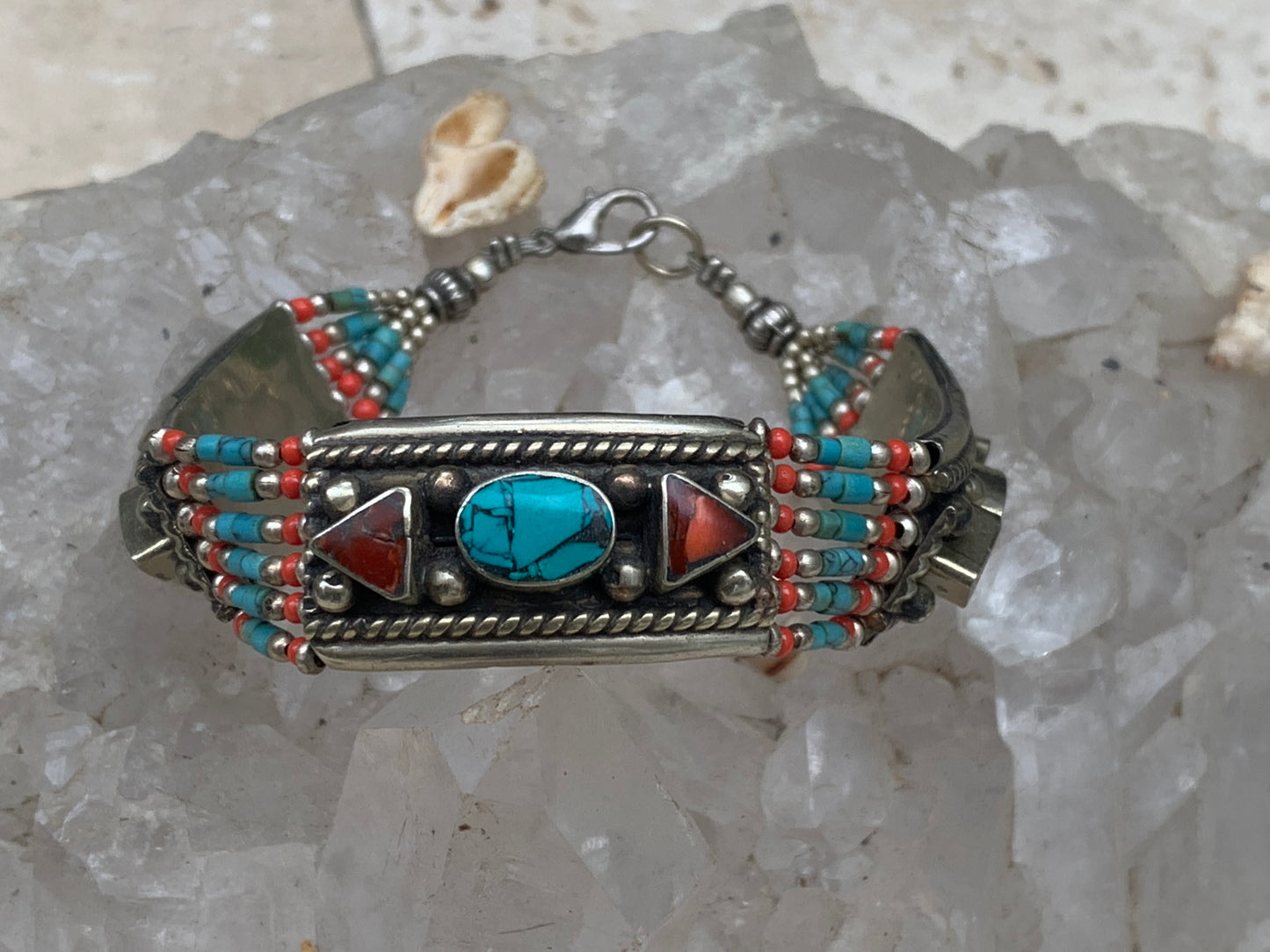 Superbe bracelet en perle et cabochon de turquoise et corail. 18,5 cm de long. Fait au Népal !