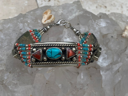 Superbe bracelet en perle et cabochon de turquoise et corail. 18,5 cm de long. Fait au Népal !