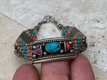 Superbe bracelet en perle et cabochon de turquoise et corail. 18,5 cm de long. Fait au Népal !