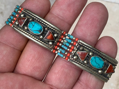 Superbe bracelet en perle et cabochon de turquoise et corail. 18,5 cm de long. Fait au Népal !