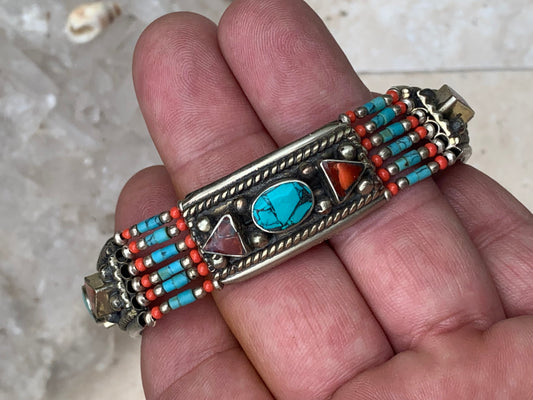 Superbe bracelet en perle et cabochon de turquoise et corail. 18,5 cm de long. Fait au Népal !
