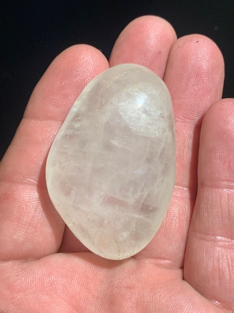 Cristal de roche (Quartz) - Galet - 55 x 36 x 23 mm - 61,1 gr.
