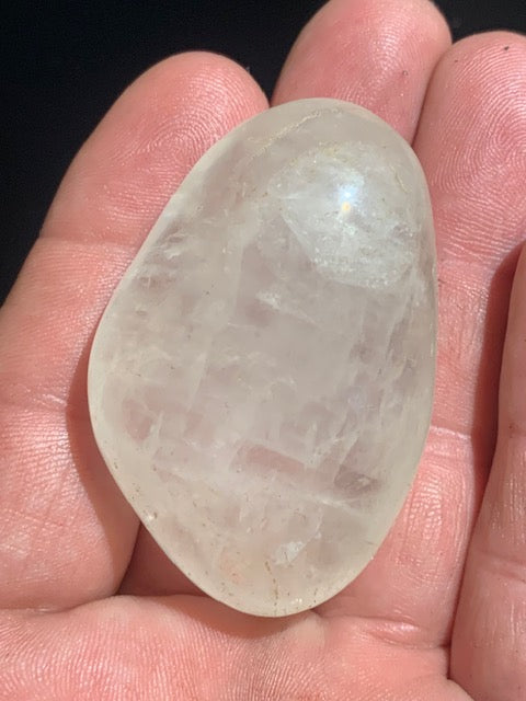 Cristal de roche (Quartz) - Galet - 55 x 36 x 23 mm - 61,1 gr.