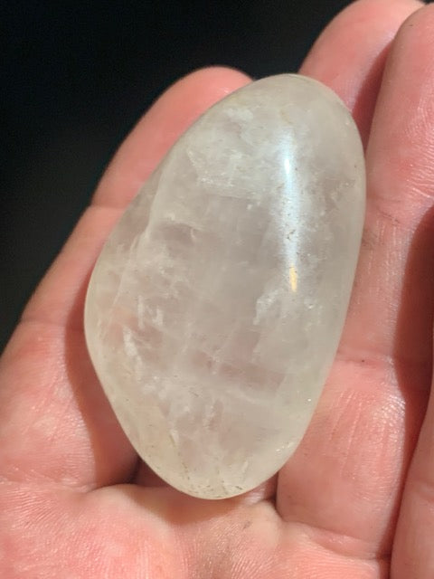 Cristal de roche (Quartz) - Galet - 55 x 36 x 23 mm - 61,1 gr.