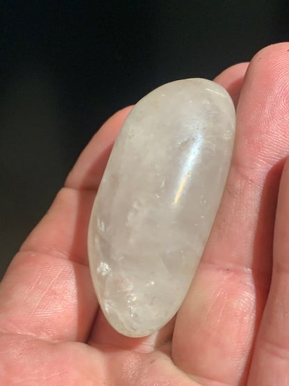Cristal de roche (Quartz) - Galet - 55 x 36 x 23 mm - 61,1 gr.