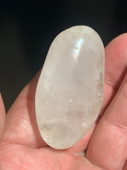 Cristal de roche (Quartz) - Galet - 55 x 36 x 23 mm - 61,1 gr.