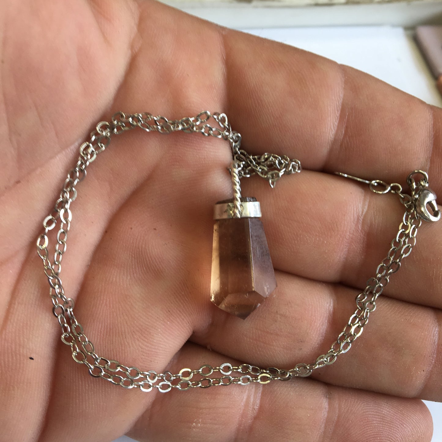 Cristal de topaze ambrée ! Pendentif unique en Argent d'une pierre rare, 30 mm de hauteur x 14 de largeur x 9 d'épaisseur. Vendu avec cordon réglable de couleur noire. Fait par Gen & Zen, discrète par sa taille, mais puissante par sa présence !