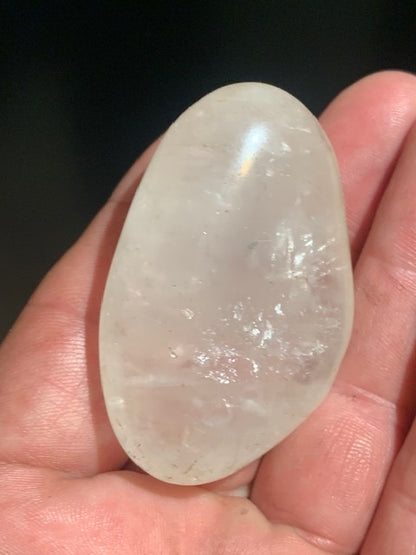 Cristal de roche (Quartz) - Galet - 55 x 36 x 23 mm - 61,1 gr.