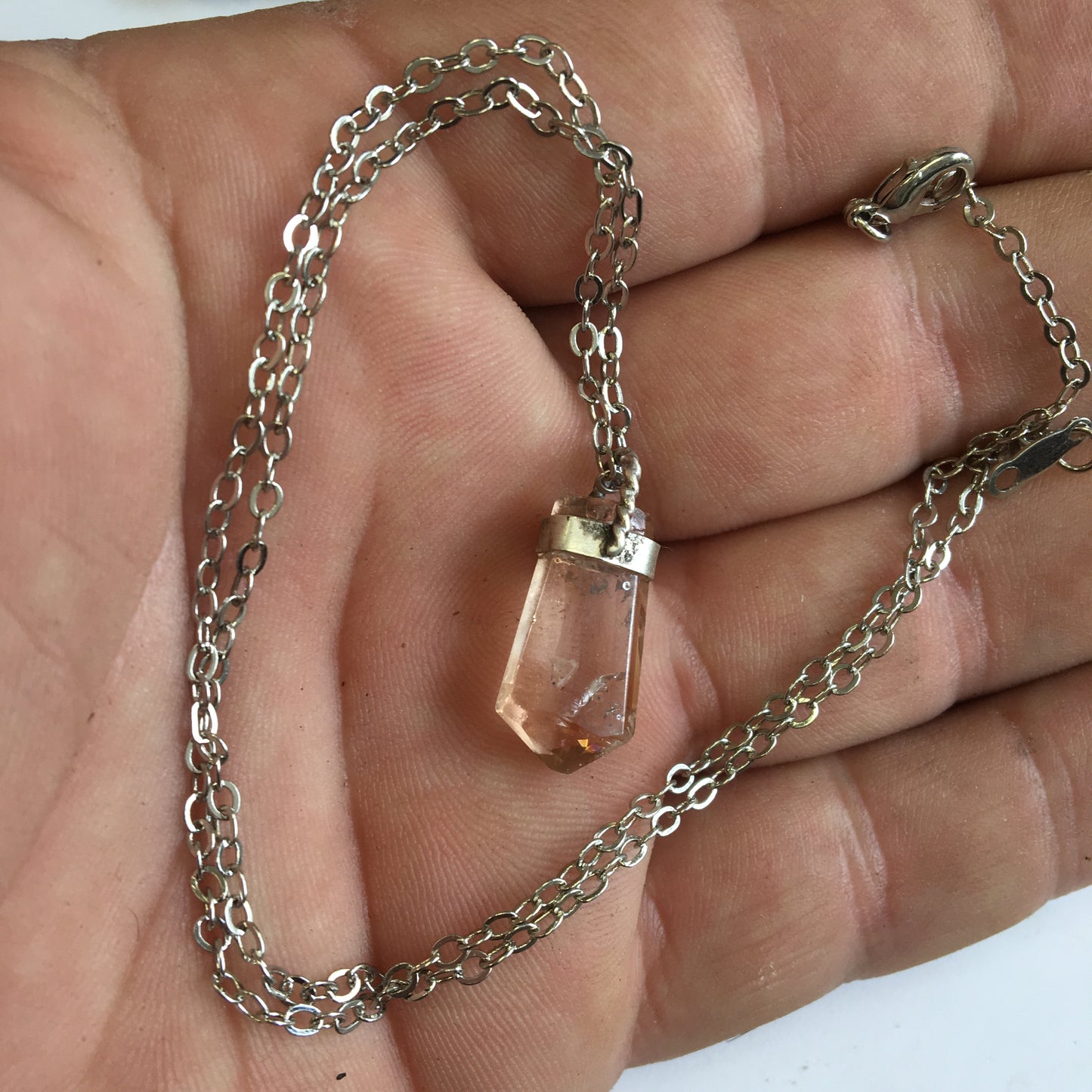 Cristal de topaze ambrée ! Pendentif unique en Argent d'une pierre rare, 30 mm de hauteur x 14 de largeur x 9 d'épaisseur. Vendu avec cordon réglable de couleur noire. Fait par Gen & Zen, discrète par sa taille, mais puissante par sa présence !
