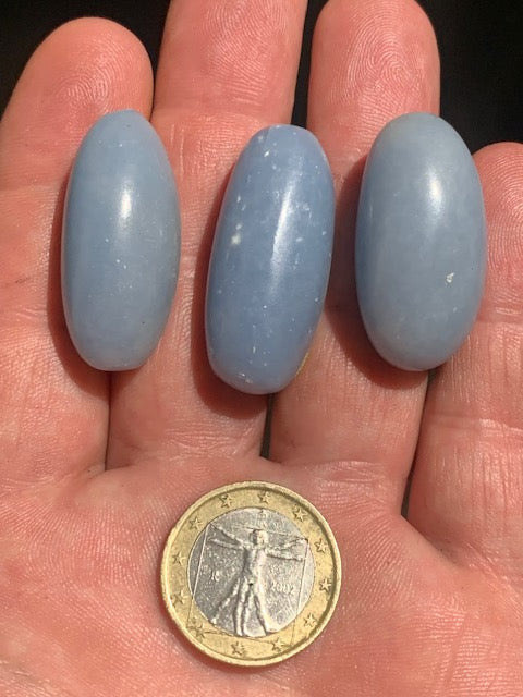 Angélite - Pierres roulées vendues à l'unité et au choix - ± 33 x 17 x 16 mm - ± 16 gr.
